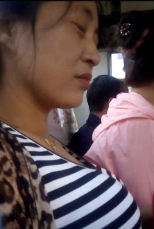 熟女姐姐把条纹都撑大了
