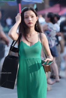 街拍嫩绿色吊带连衣裙美女图片