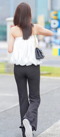 露肩装黑色喇叭裤时尚美女街拍