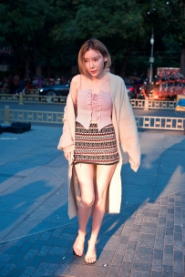 极品美腿美女欣欣裸脚街拍