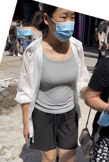 街拍丰满美女时尚穿搭