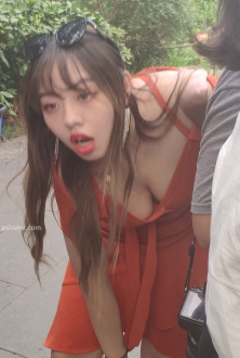 街拍大红色口红配枣色连衣裙美女图片3