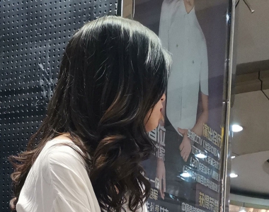 舞台后台闲聊的牛仔热裤美女，真的好美