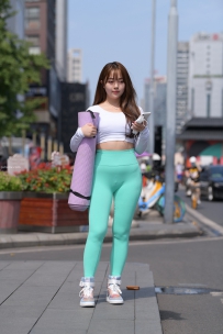 绿色瑜伽裤女孩