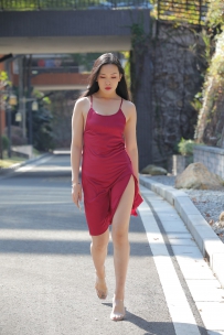 红色开叉吊带裙美女高清写真