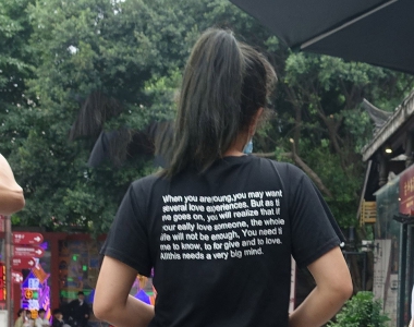 街拍黑色牛仔热裤美腿美女图片