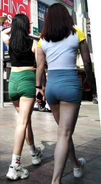 街拍绿色运动热裤美腿美女图片