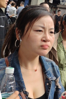 街拍牛仔外套黑色连衣裙美女图片