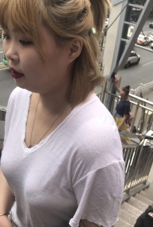 迷人的桃心领美女