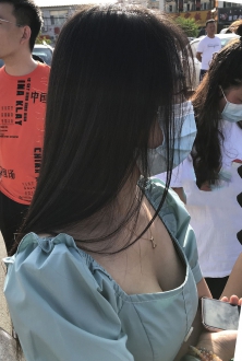 街拍低胸美女真迷人