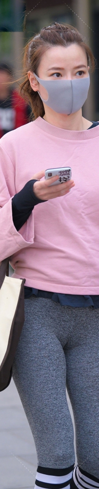 街拍美少妇灰色紧身裤展示性感三角区