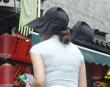 街拍穿白色热裤的美女