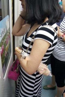 地铁上穿条纹衫的美少妇