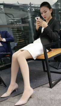 街拍白色短裙美女写真图片