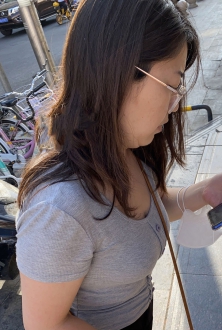 街拍丰满灰色短袖T恤美女姐姐