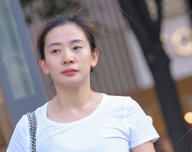 街拍白色T恤黑色运动紧身裤健身美女图片-3