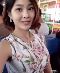 长得很像韩国明星，丰满迷人少妇波浪烫