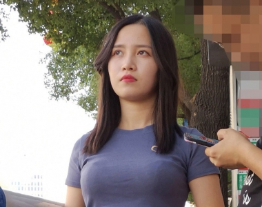 街拍紫蓝色短袖破洞牛仔裤美少妇时尚个性