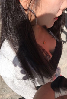 街拍性感黑色蕾丝打底衫美女图片
