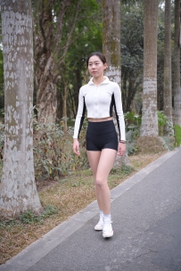 黑色瑜伽短裤运动健身美女
