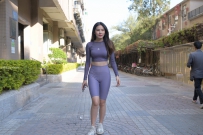 灰色紧身瑜伽裤鲨鱼裤美女写真