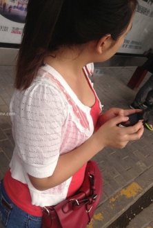 街拍桃红色短袖美女图片