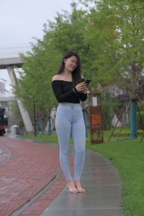 街拍紧身七分牛仔裤美女高清图片