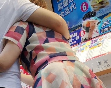 街拍连衣花色短裙美女图片