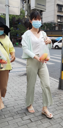 街拍浅绿色休闲裤美臀美女图片