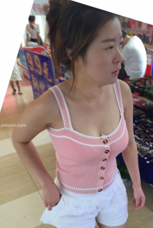 街拍粉色吊带衫美女图片-2