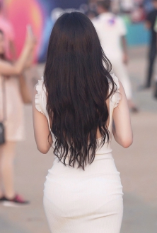 街拍白皙皮肤的裹臀装长裙美女图片