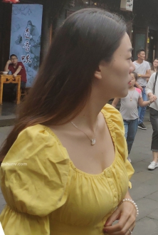 街拍黄色连衣裙美少妇图片