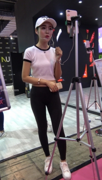 旅拍：黑色紧身瑜伽裤美女