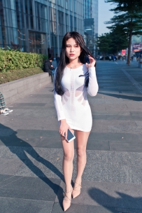 包臀紧身短裙效果的肉丝美女
