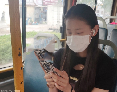 街拍公车上的牛仔热裤美腿美女图片