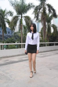程生街拍商城推销美女