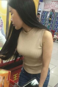 超市买单排队偶遇的丰满美少妇