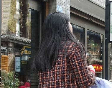 街拍卡其色休闲裤美臀美女图片