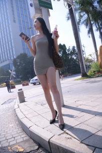 魂魂街拍作品灰色包臀短裙美腿美女
