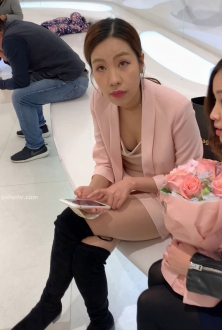 街拍粉色小西服美女图片