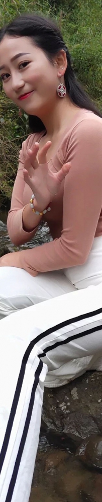 丰满白色运动裤美女自拍图片