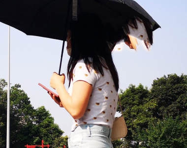 街拍牛仔热裤美臀美腿美少女图片