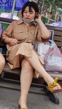 街拍大气卡其色风衣美少妇图片