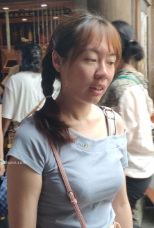 街拍双马尾卡其色短裙姐姐图片
