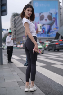 高清街拍黑色瑜伽裤美女图片-2