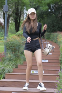 街拍旅拍高清棒球帽女孩图片