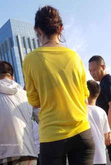 街拍黑色休闲牛仔短裤美女图片