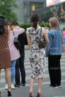 街拍北京太古里丰满的旗袍美少妇图片