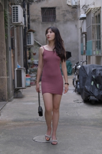 街拍褐色包臀裙美女高清图片