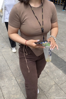 棕色系穿搭很时尚